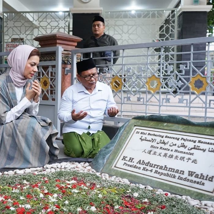 Penampilan baru Najwa Shihab pakai kerudung dan baju muslim saat berziarah ke makam Gus Dur