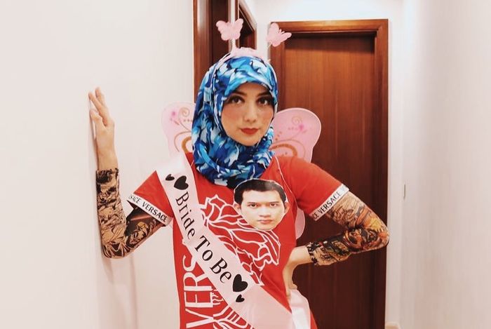 Para sahabat kompak dengan topeng bergambar wajah Rezky Aditya