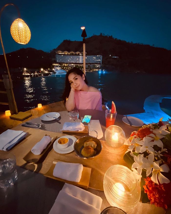 Nagita Slavina tampil cantik dengan baju one off shoulder di restoran pinggir pantai