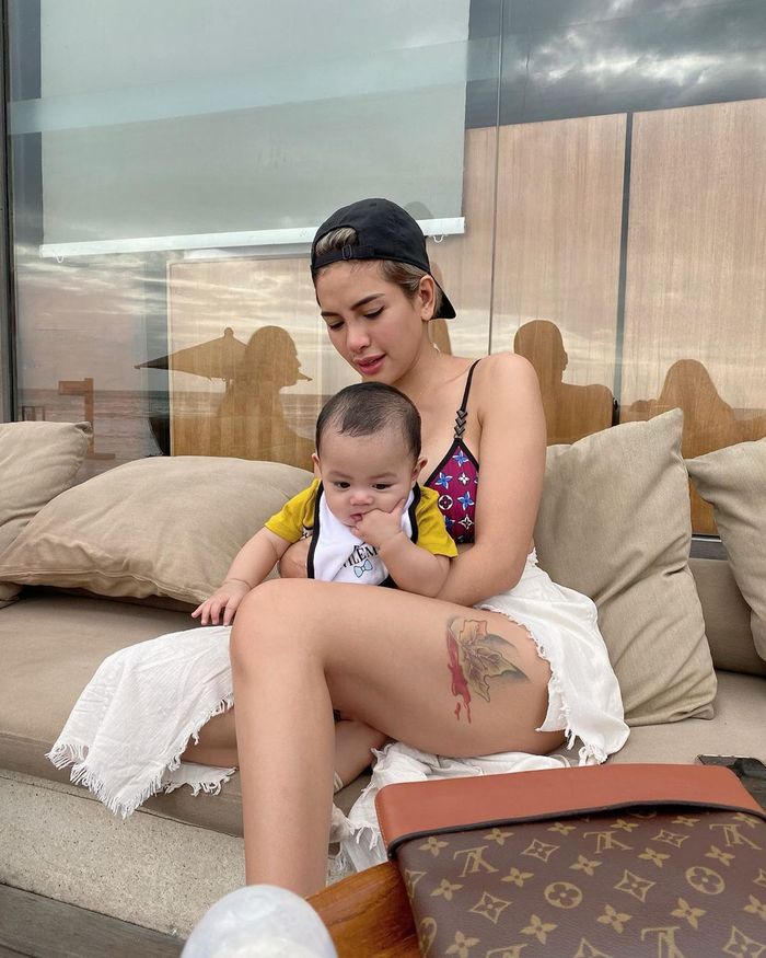 Nikita Mirzani saat berlibur ke Bali bersama anaknya, pakai bikini branded