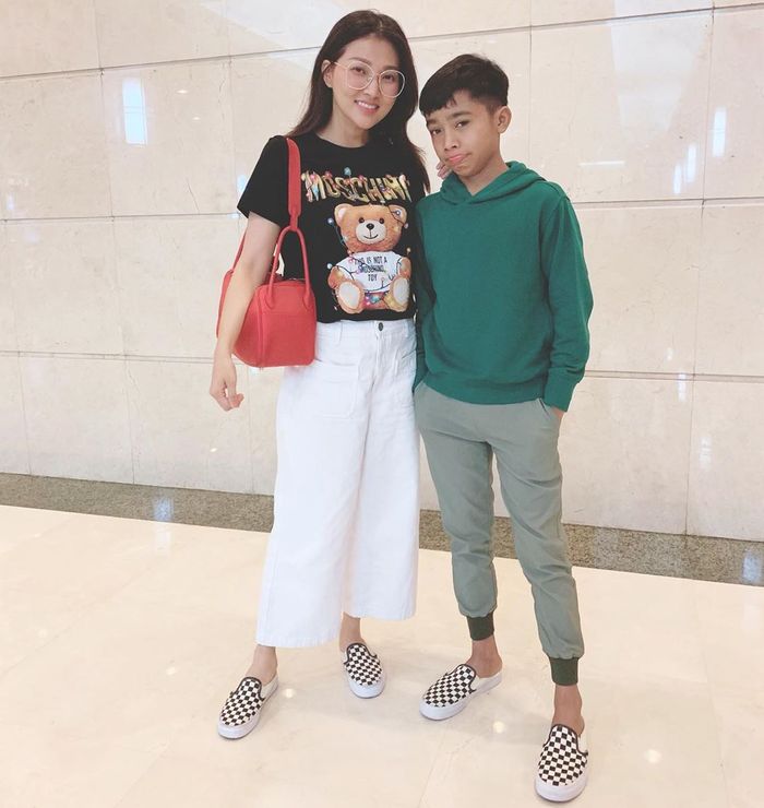Gaya Sarwendah kala berjalan-jalan ke mall bersama putra semata wayangnya, Betrand Onsu