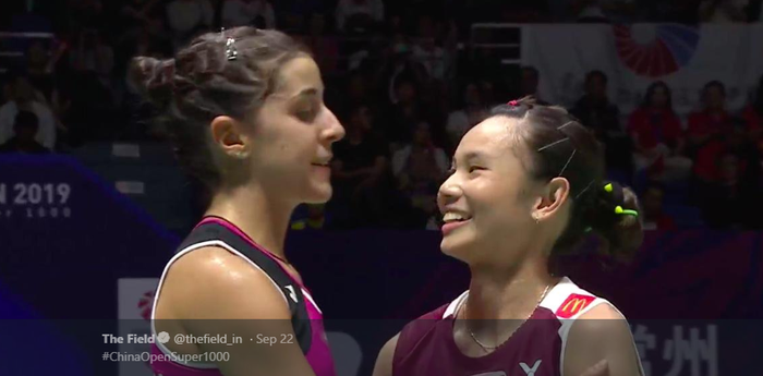 Carolina Marin (kiri) dan Tai Tzu Ying ketika bertemu dalam final turnamen bulu tangkis China Open 2019 di Olympic Sports Center Gymnasium, Changzhou, 22 September 2019.