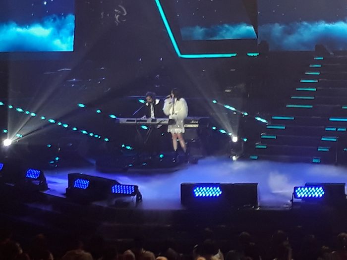 Dul Jaelani dan Aaliyah Massaid di atas konser Sang Pecinta yang disiarkan langsung Trans 7 belum lama ini