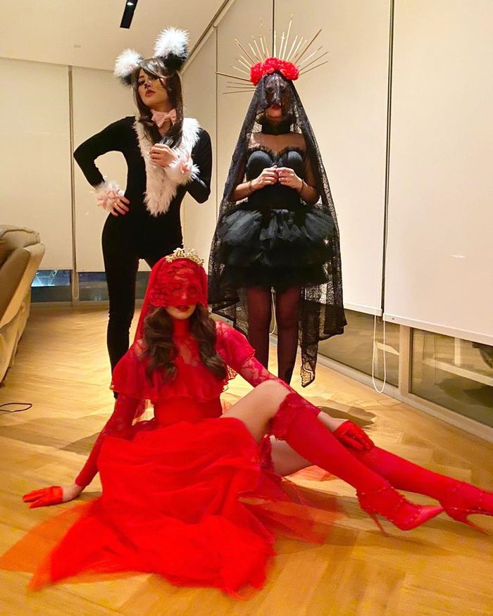 Nia Ramadhani dan sahabat serta keluarganya saat merayakan Halloween