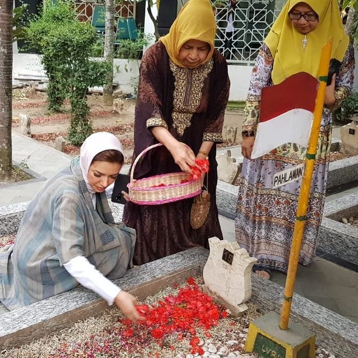 Penampilan baru Najwa Shihab pakai kerudung dan baju muslim saat berziarah yang curi perhatian