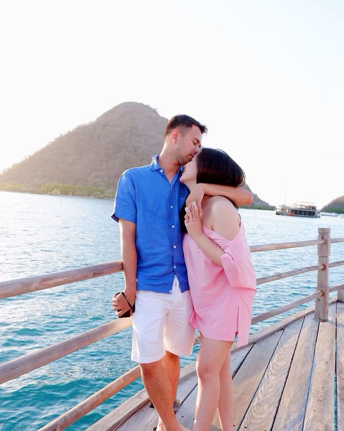 Foto mesra bareng sang suami, Raffi Ahmad, Nagita Slavina kenakan dress one off shoulder terkesan seksi