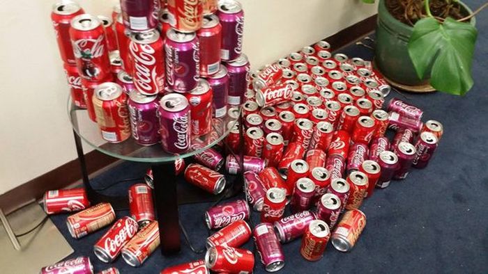 Sehari George mengonsumsi 10 kaleng cola, dan efeknya terasa selama 30 hari.