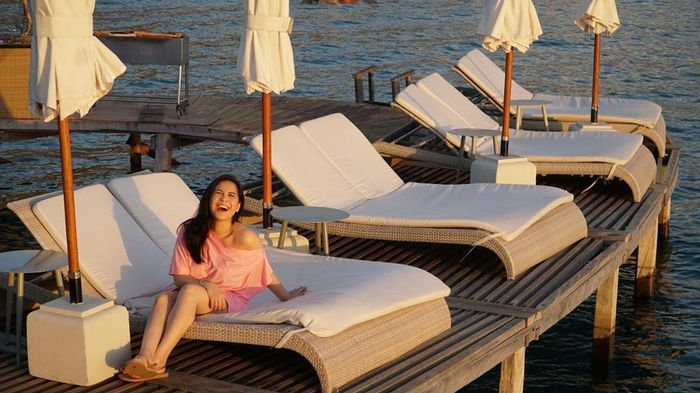 Nagita Slavina bersantai di tengah laut dengan busana yang sama, mini dress one off shoulder