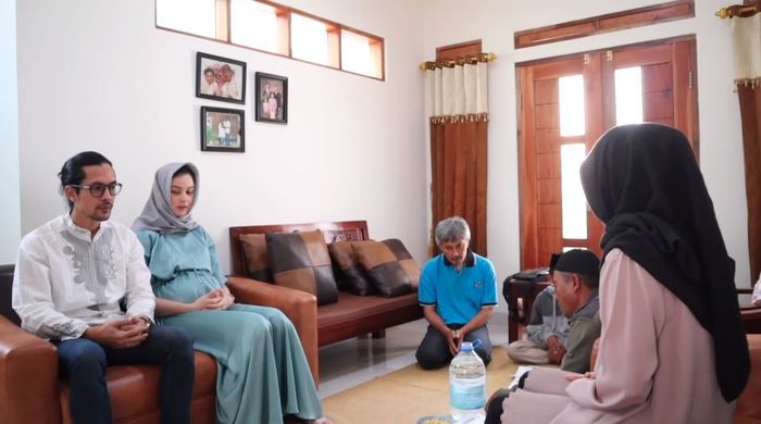 Kimberly Ryder dan suaminya, <a href='https://palembang.tribunnews.com/tag/edward-akbar' title='Edward Akbar'>Edward Akbar</a> menggelar acara syukuran atas kehamilan Kim secara sederhana.