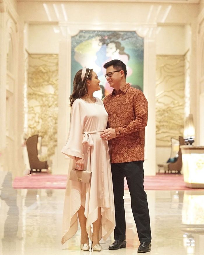 Tampilan Shandy Aulia saat foto bareng suami