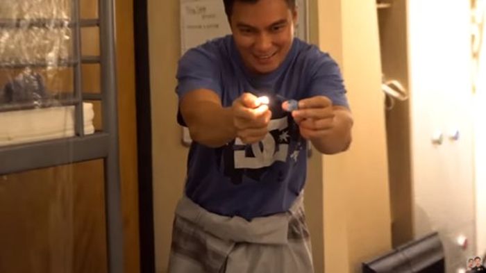 Baim Wong main bom asap di kamar
