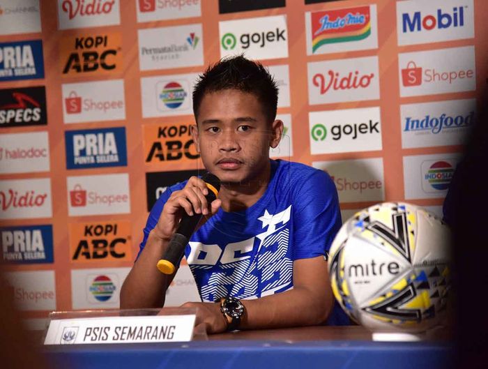 Pemain PSIS Semarang, Fredyan Wahyu, memberikan keterangan saat konferensi pers sebelum laga melawan Persib Bandung pada pekan ke-27 Liga 1 2019.