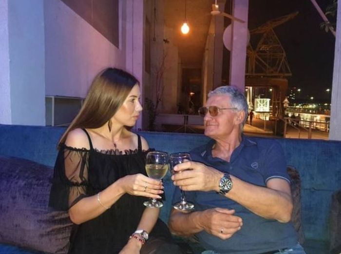 Selisih umur keduanya 53 tahun.