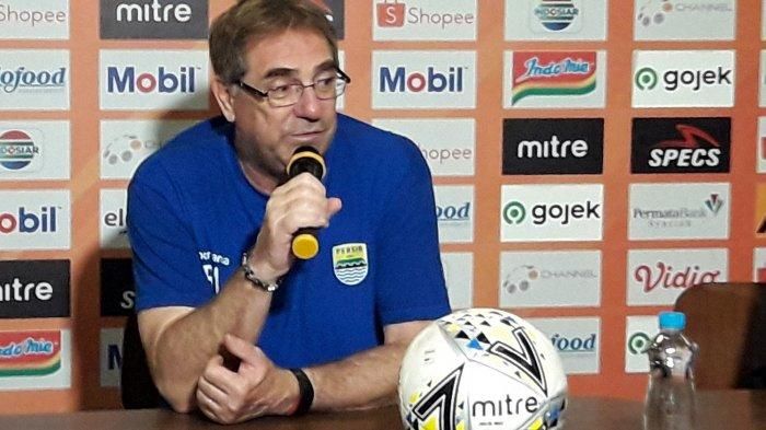 Pelatih Persib Bandung Robert Alberts dalam konferensi pers sebelum laga melawan PSIS Semarang, Selasa (5/11/2019).