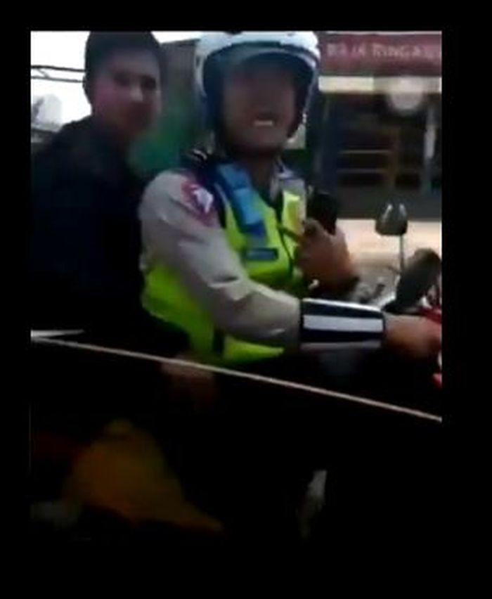 Polisi beralasan pria yang sedang diboncengi adalah seorang pelanggar
