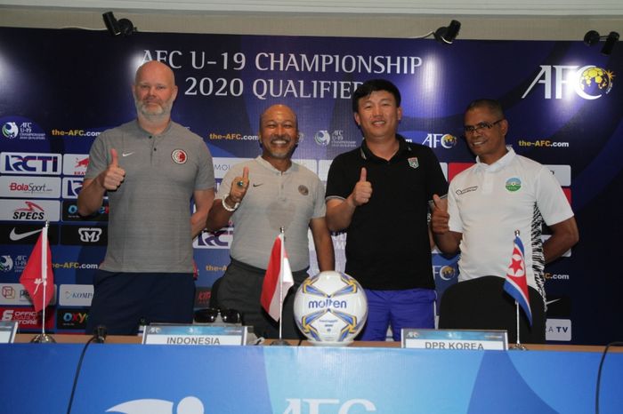 Pelatih timnas U-19 Indonesia, Fakhri Husaini (kedua dari kiri), berfoto bersama pelatih timnas U-19 Timor Leste, Korea Utara, dan Hongkong dalam konferensi pers jelang laga, Selasa (5/11/2019).