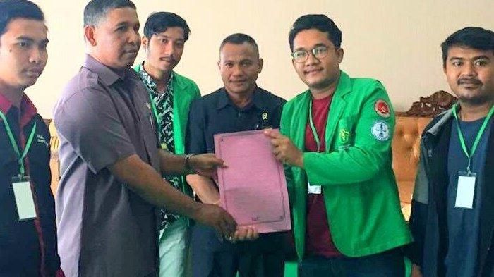 Ormawa Fakultas Hukum (FH) Unimal, Senin (4/11/2019) siang menyerahkan 350 lembar fotokopi KTP mahasiswa dan berbagai kalangan masyarakat ke Pengadilan Negeri (PN) Lhokseumawe, sebagai bentuk dukungan agar Mursyidah divonis bebas. Fotokopi KTP tersebut diterima langsung Ketua PN Lhokseumawe Teuku Syalafi. 