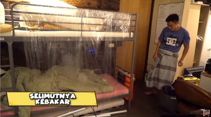 Baim Wong main bom asap di kamar