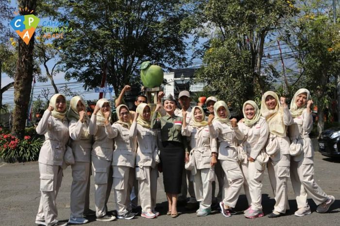 Yuni Shara bersama guru-guru di sekolah miliknya