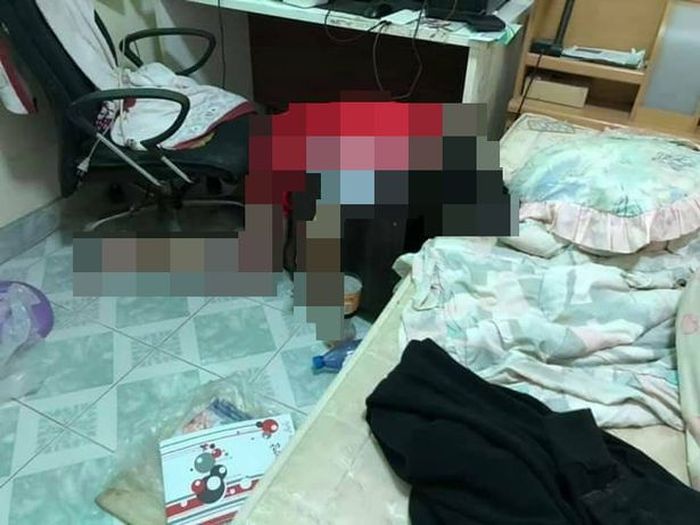 Piyawat ditemukan tergeletak di lantai dekat meja komputer dalam kamarnya dalam keadaan meninggal dunia