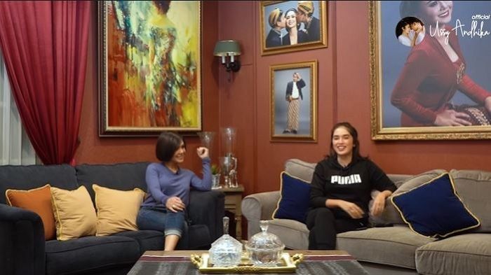 Sulistiawaty berbincang di kediaman Yuni Shara
