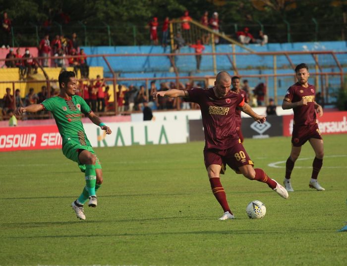 Gelandang PSM Makassar, Wiljan Pluim, menguasai bola saat laga kontra Kalteng Putra pada pekan ke-27 Liga 1 2019 di Stadion Andi Matalatta, Makassar, Rabu (6/11/2019).