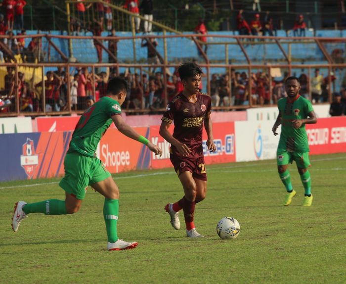 Gelandang PSM Makassar, Muhammad Rizky Eka, menguasai bola saat laga kontra Kalteng Putra pada pekan ke-27 Liga 1 2019 di Stadion Andi Matalatta, Makassar, Rabu (6/11/2019).