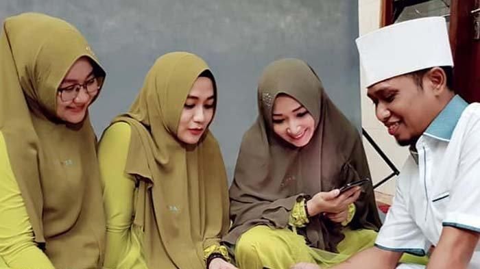Lora Fadil dan 3 istrinya