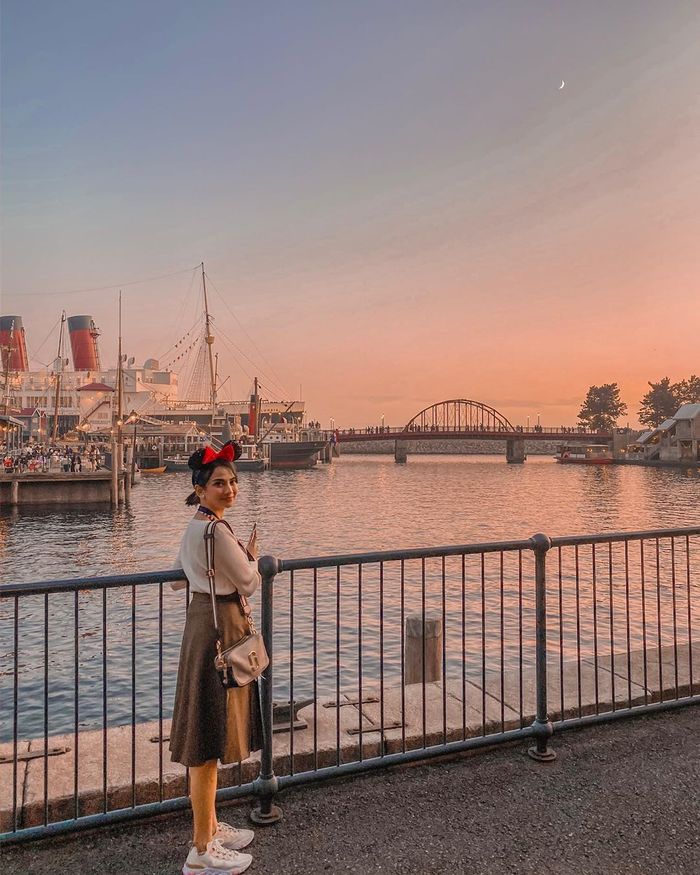 Vanessa Angel justru tampil feminin saat mengunjungi Tokyo Disney Sea