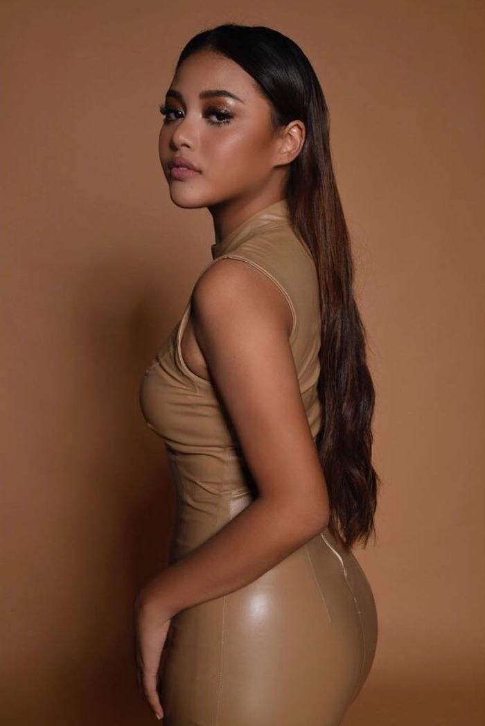Aurel Hermansyah tampil seksi mengenakan bodycon dress bernuansa warna kulit atau nude