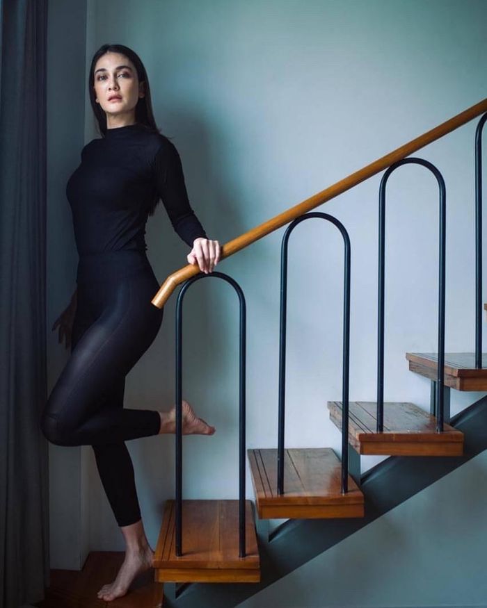 Penampilan cantik Luna Maya meski hanya berbalut legging serba hitam