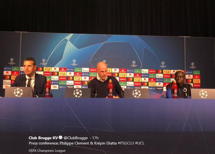 Pelatih Club Brugge, Philippe Clement  (tengah) dan Kr&eacute;pin Diatta (kanan) saat konferensi pers jelang pertandingan melawan Paris Saint-Germain di pekan keempat Liga Champions pada Kamis (7/11/2019).