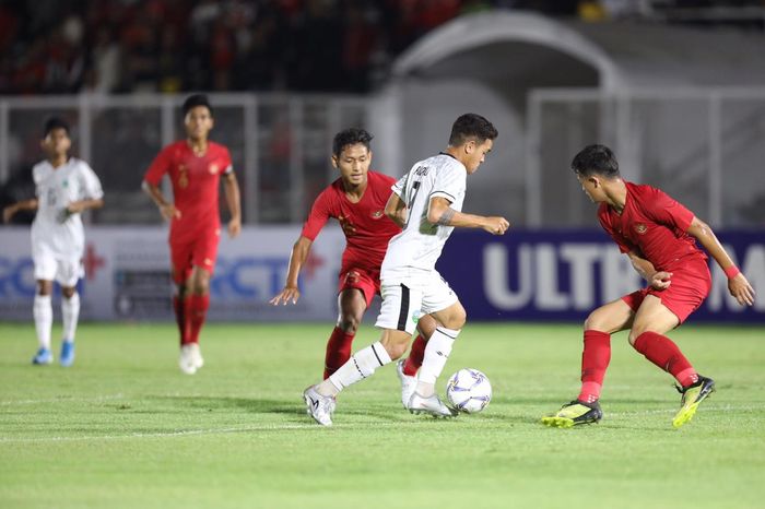 Penyerang timnas U-19 Timor Leste, Paulo Dominggo Freitas, mencoba melewati barisan pertahanan timnas U-19 <a href='https://pontianak.tribunnews.com/tag/indonesia' title='Indonesia'>Indonesia</a>