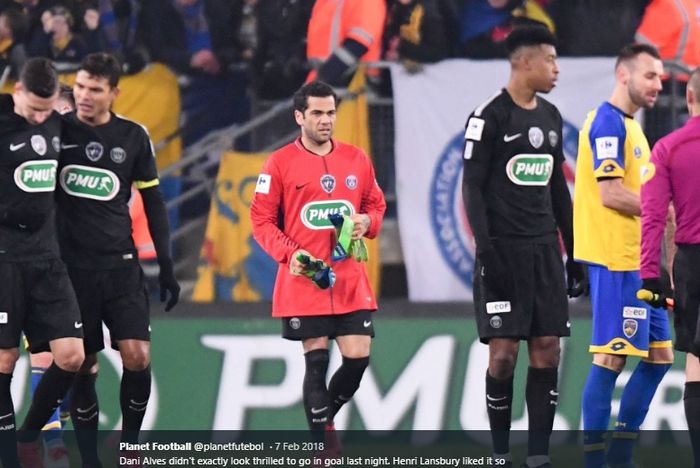 Eks pemain Paris Saint-Germain, Dani Alves pernah menjadi kiper ketika timnya bermain di Coup de France pada Februari 2018.