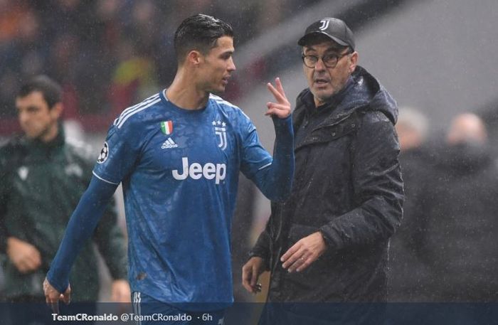 Megabintang Juventus, Cristiano Ronaldo, berbicara dengan pelatih Maurizio Sarri seusai diganti dalam laga Grup D Liga Champions kontra Lokomotiv Moskva di Stadion Lokomotiv, Rabu (6/11/2019).
