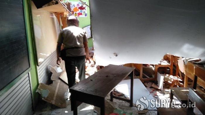Kondisi sekolah yang roboh di Pasuruan.