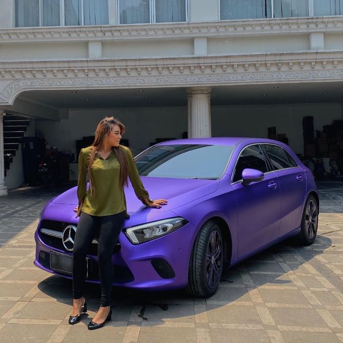Aurel Hermansyah terlihat mengenakan blouse lengan panjang warna olive