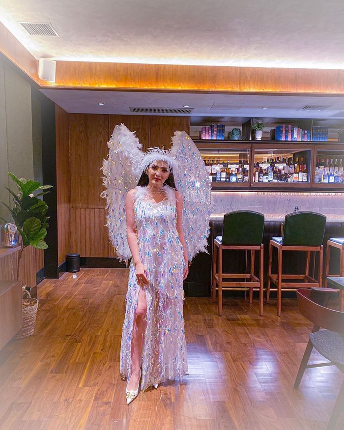 Ashanty memilih tampil anggun dalam balutan kostum bak bidadari