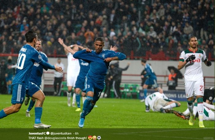 Winger Juventus, Douglas Costa, melakukan selebrasi usai membobol gawang Lokomotiv Moskva pada laga matchday keempat Liga Champions 2019-2020, Rabu (6/11/2019).