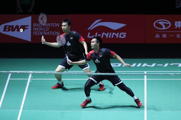 Pasangan ganda putra Indonesia, Mohammad Ahsan/Hendra Setiawan, saat bertanding melawan Ou Xuanyi/Zhang Nan (China) pada babak kedua Fuzhou China Open 2019.