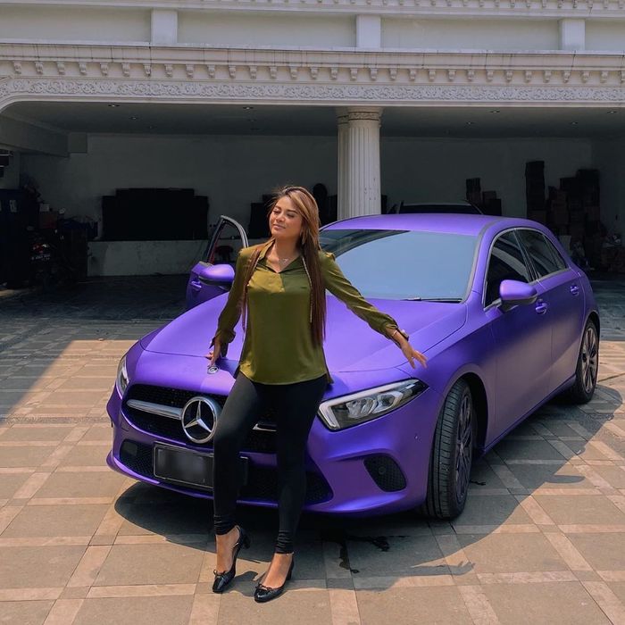 Aurel Hermansyah terlihat memukau dengan gaya makeup natural yang flawless