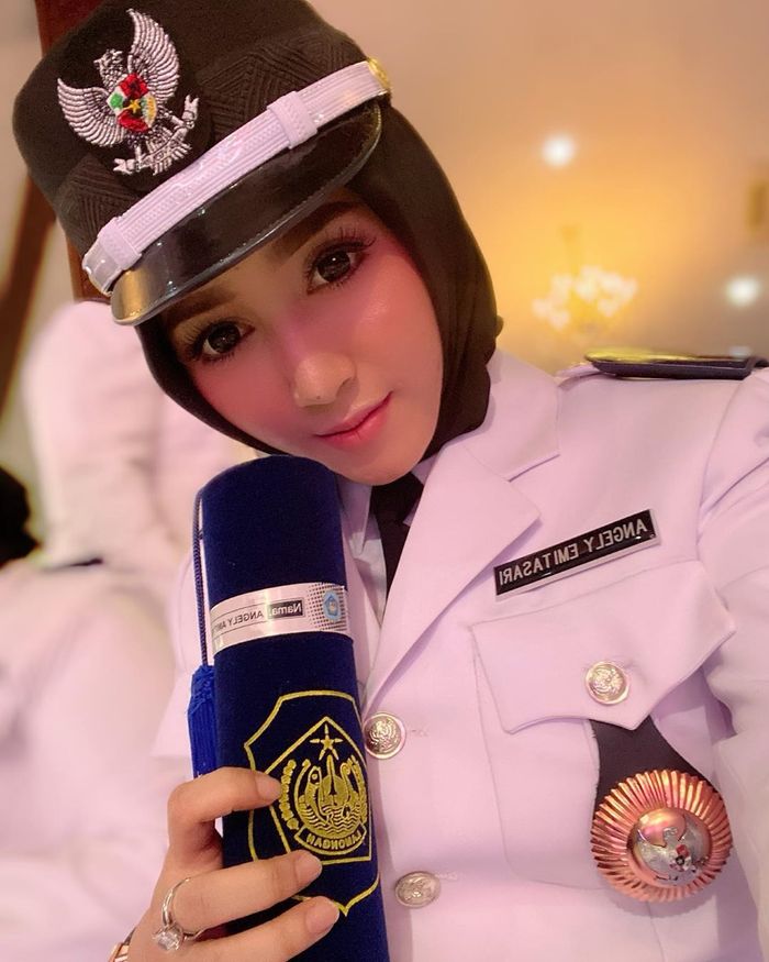 Angely Emitasari yang baru saja dilantik jadi Kepala Desa.
