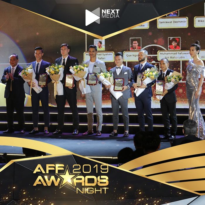 Pemain timnas Indonesia, Riko Simanjuntak (kedua dari kanan) dalam acara AFF Awards 2019 di Vietnam.