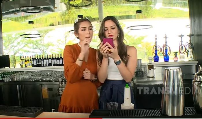 Nia Ramadhani dan Jessica saat membacakan Twit dari warganet