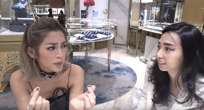 Jessica Iskandar saat mencoba cincin di sebuah toko perhiasan