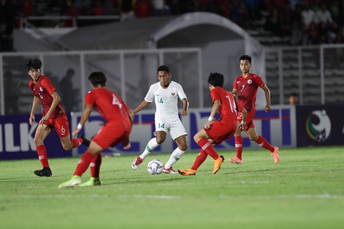 Aksi Fajar Fathur Rachman saat timnas U-19 Indonesia menang 4-0 atas Hong Kong pada ajang Kualifikasi Piala Asia U-19 2020 grup K, di Stadion Madya, Jakata, Jumat (8/11/2019)