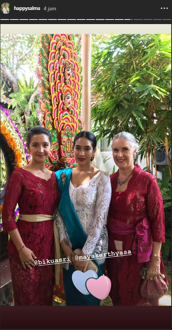 Happy Salma bersama adik ipar dan mertuanya