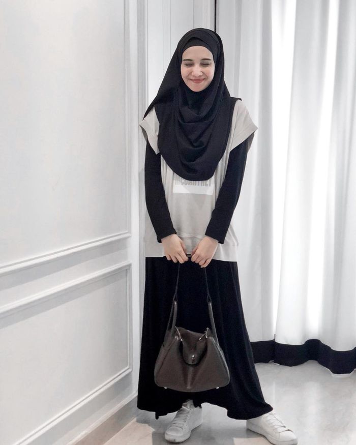 Tampilan Zaskia Sungkar saat kenakan oversized t-shirt