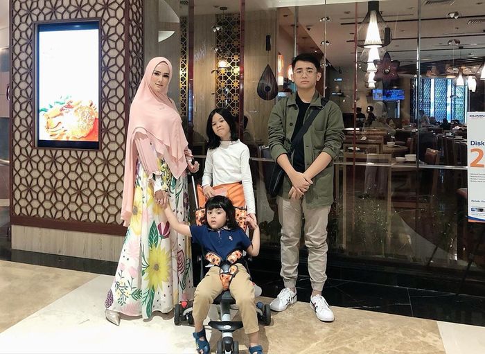 Penampilan Mulan Jameela yang santun saat jalan-jalan bareng anak