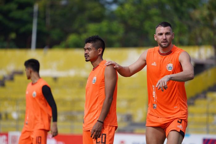 Bambang Pamungkas dan Marko Simic saat Persija Jakarta menggelar latihan resmi di Stadion Haji Agus Salim, Padang, Rabu (6/11/2019). 